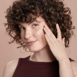 All Calm® Clinical Redness Corrector SPF 50 8 All Calm® Clinical Redness Corrector SPF 50 -Eclat Naturel Geschaft AC RednessCorrector AltImage Model