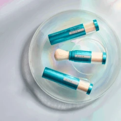 Sunforgettable® Total Protection™ Brush-On Shield Glow SPF 50 10 Sunforgettable® Total Protection™ Brush-On Shield Glow SPF 50 -Eclat Naturel Geschaft Alt Image Glow Product lifestyle 2048x2048 862257a2 de40 4897 929a 707e180f252a