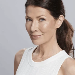 Sunforgettable® Total Protection™ Brush-On Shield Glow SPF 50 12 Sunforgettable® Total Protection™ Brush-On Shield Glow SPF 50 -Eclat Naturel Geschaft Alt Imaged Glow Model 2048x2048 47288d25 52a5 4cb7 9991 407e6dd466be