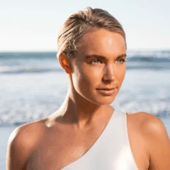 Sunforgettable® Total Protection™ Face Shield Bronze SPF 50 -Eclat Naturel Geschaft face shield bronze model2